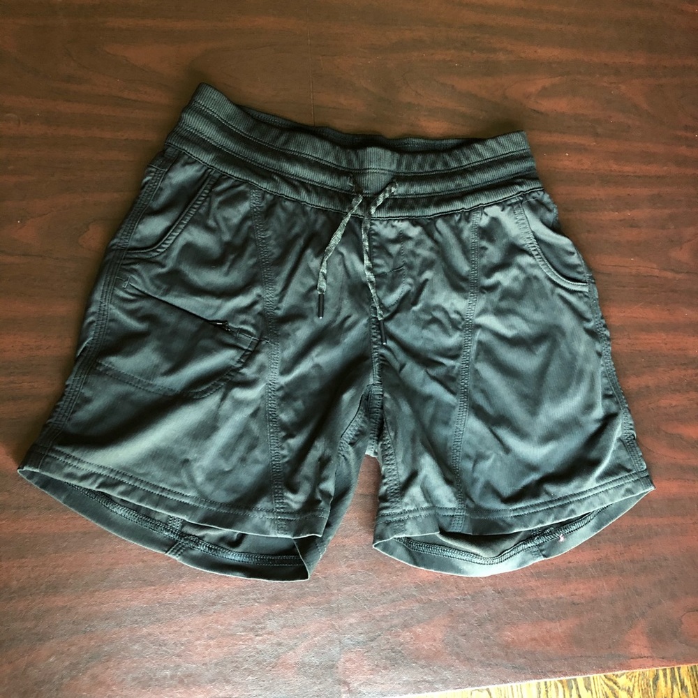 NORTH FACE SHORTS WITH POCKETS